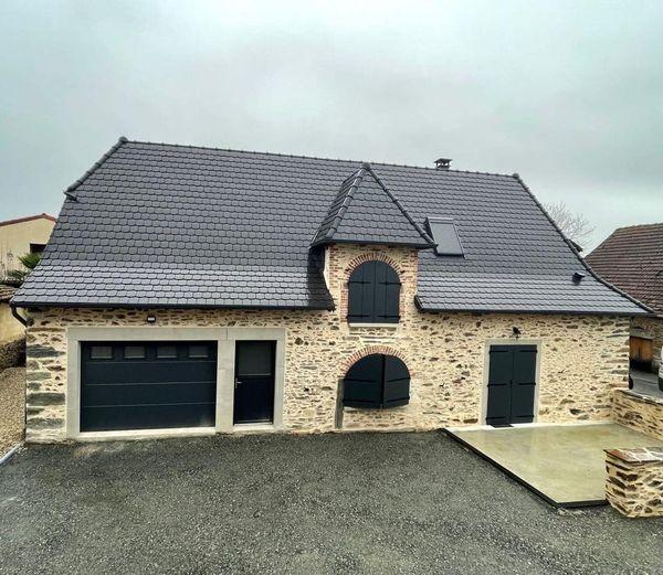 Menuiseries, porte de garage et volets battants en alu 7016 autour de Maurs 