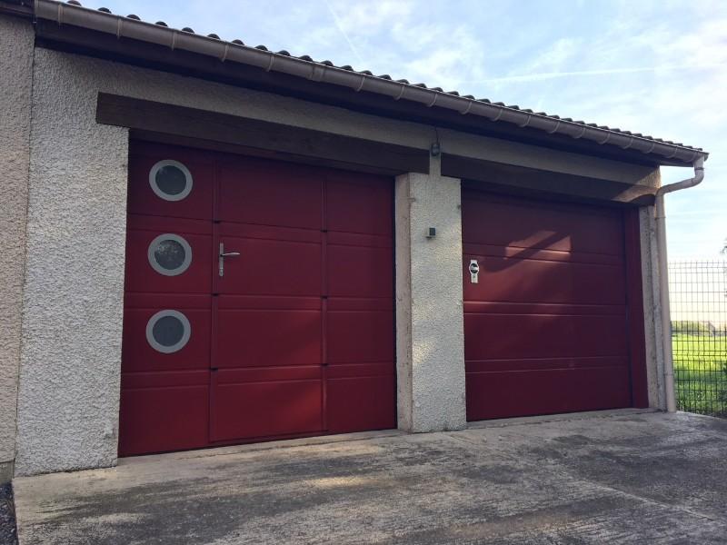 Pose d'une double porte de garage avec portillon intégré et hublots