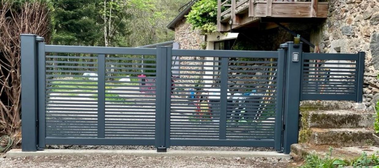 Installation d'un portail et d'une clôture en Aluminium gris anthracite (7016) à Saint Constant 
