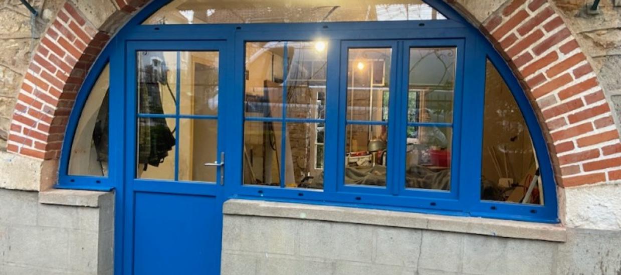Ensemble composé de fenêtre en PVC Bleu dans une maison à Figeac