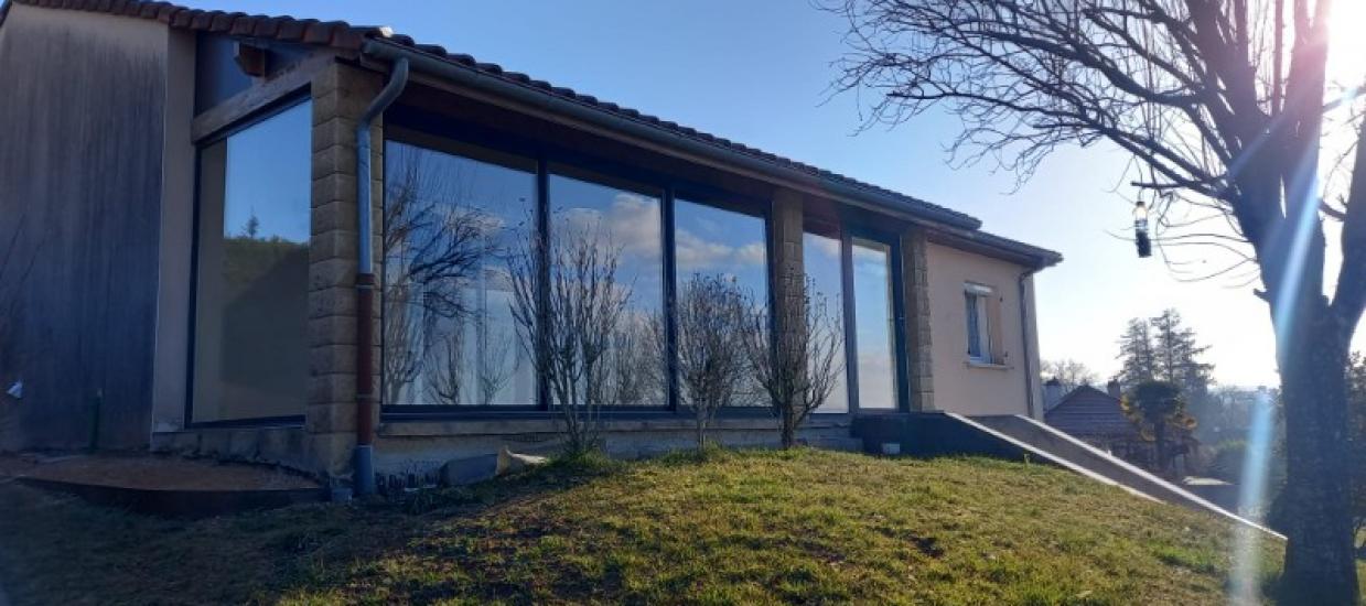 Fermeture d'une terrasse avec des menuiseries en Alu/PVC à Maurs