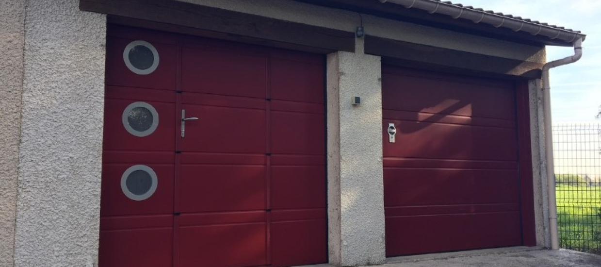 Pose d'une double porte de garage avec portillon intégré et hublots