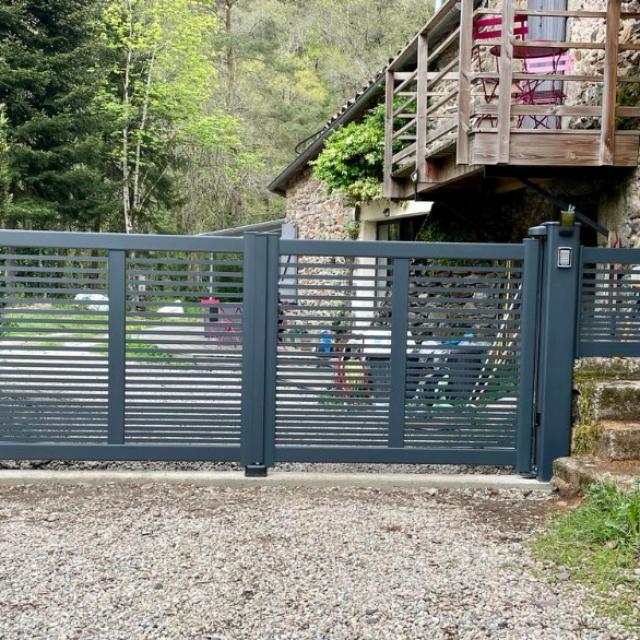 Installation d'un portail et d'une clôture en Aluminium gris anthracite (7016) à Saint Constant 