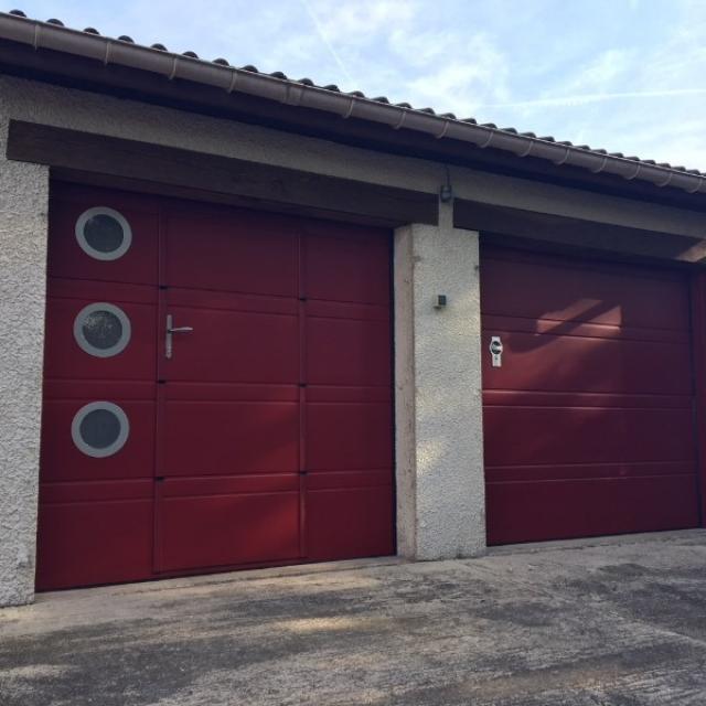 Pose d'une double porte de garage avec portillon intégré et hublots